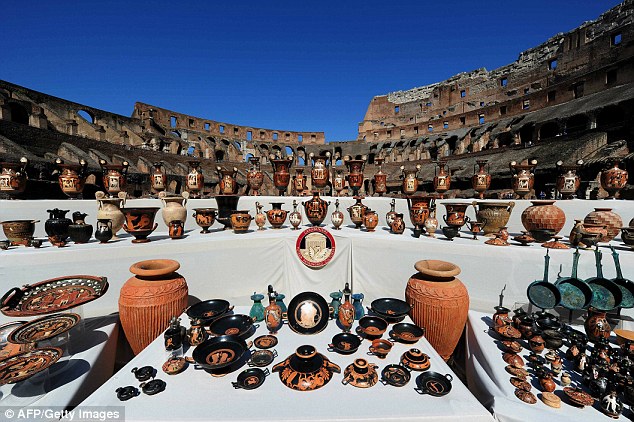 Over 5000 ancient artefacts seized by Italian police | Roman pottery vases frescos statues jewellery relics archaeological finds discoveries | Displayed to the public art galleries museums | Culture art history | Essential Italy luxury self-catering accommodation apartments villas hotels | Tuscany Abruzzo Umbria Puglia Sardinia Sicily | holidays breaks trips for families couples | 