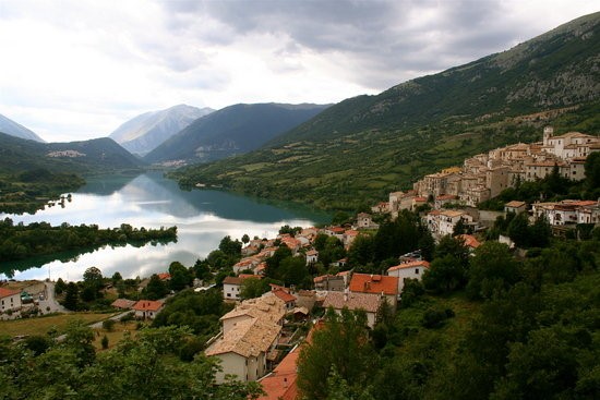 Abruzzo landscape mountains lake scenery buildings houses town Italian province | Weak Euro strong Pound cheaper to travel to Italy drop in price | Essential Italy luxury self-catering accommodation villas apartments hotels families couples holidays breaks places to stay | Tuscany Umbria Puglia Sicily Sardinia | book online