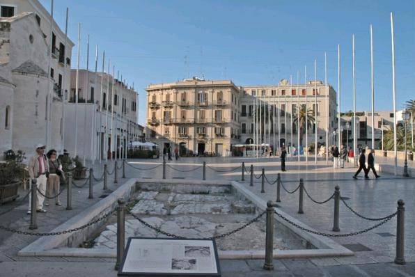 Piazza del Ferrarese, Bari Vecchia, near our Puglia villas and hotels