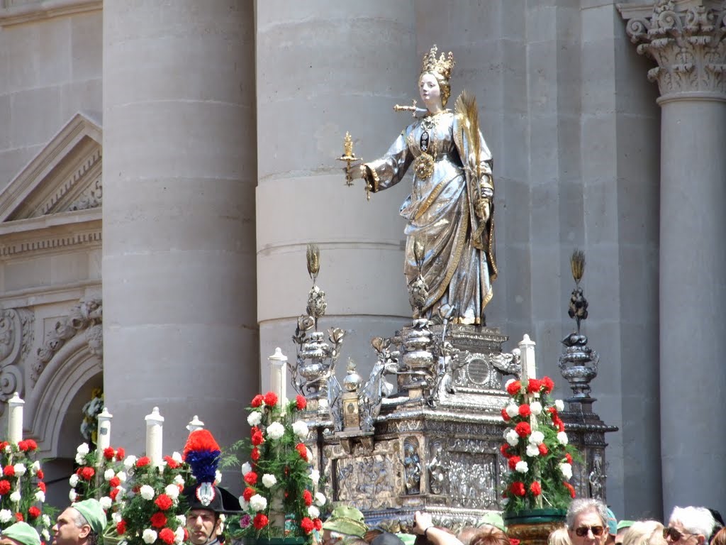 Visit St Lucy’s procession in Syracuse on your holidays to Sicily