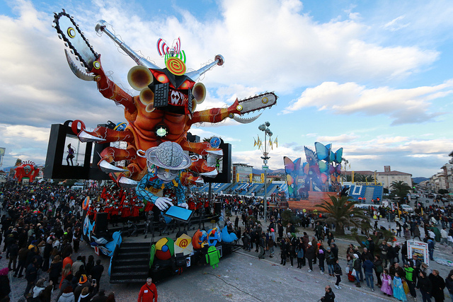 Visit one of Italy’s best carnivals, the Viareggio Carnevale, near our villas in Tuscany