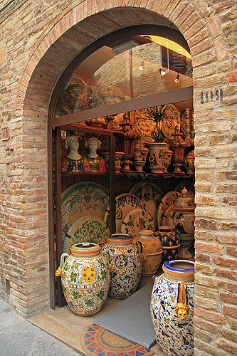 Ceramic pots for sale in a shop near our Tuscan villas