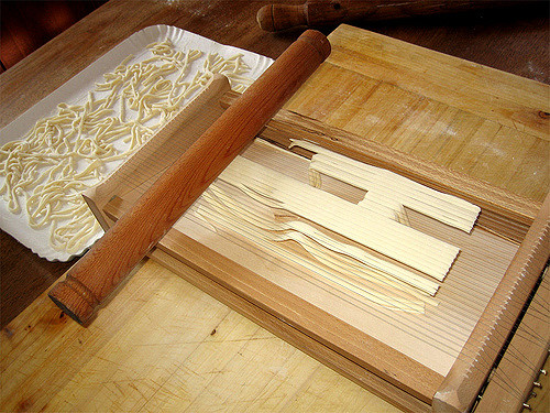 Making pasta alla chitarra on your holidays in Abruzzo