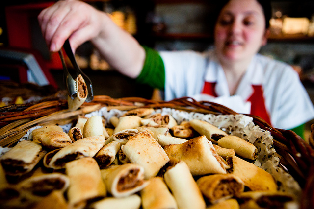 Delicious street food served near our villas in Puglia at the Mercantino del Gusto in Maglie