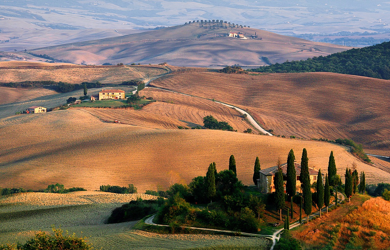 luxury villas in Tuscany set in rolling Tuscany hills. 