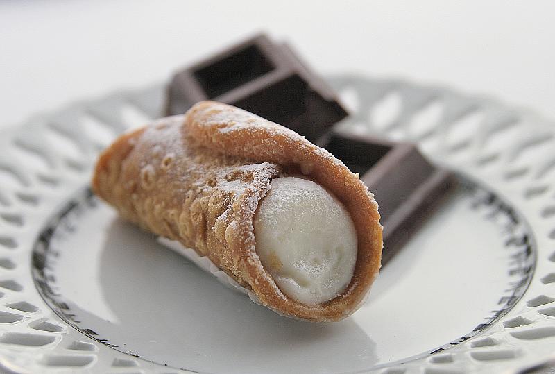 cannolo sicilano in Italy