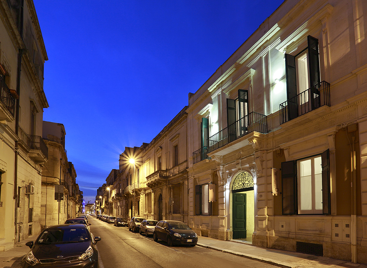 Santa Marta Suite hotel front. 