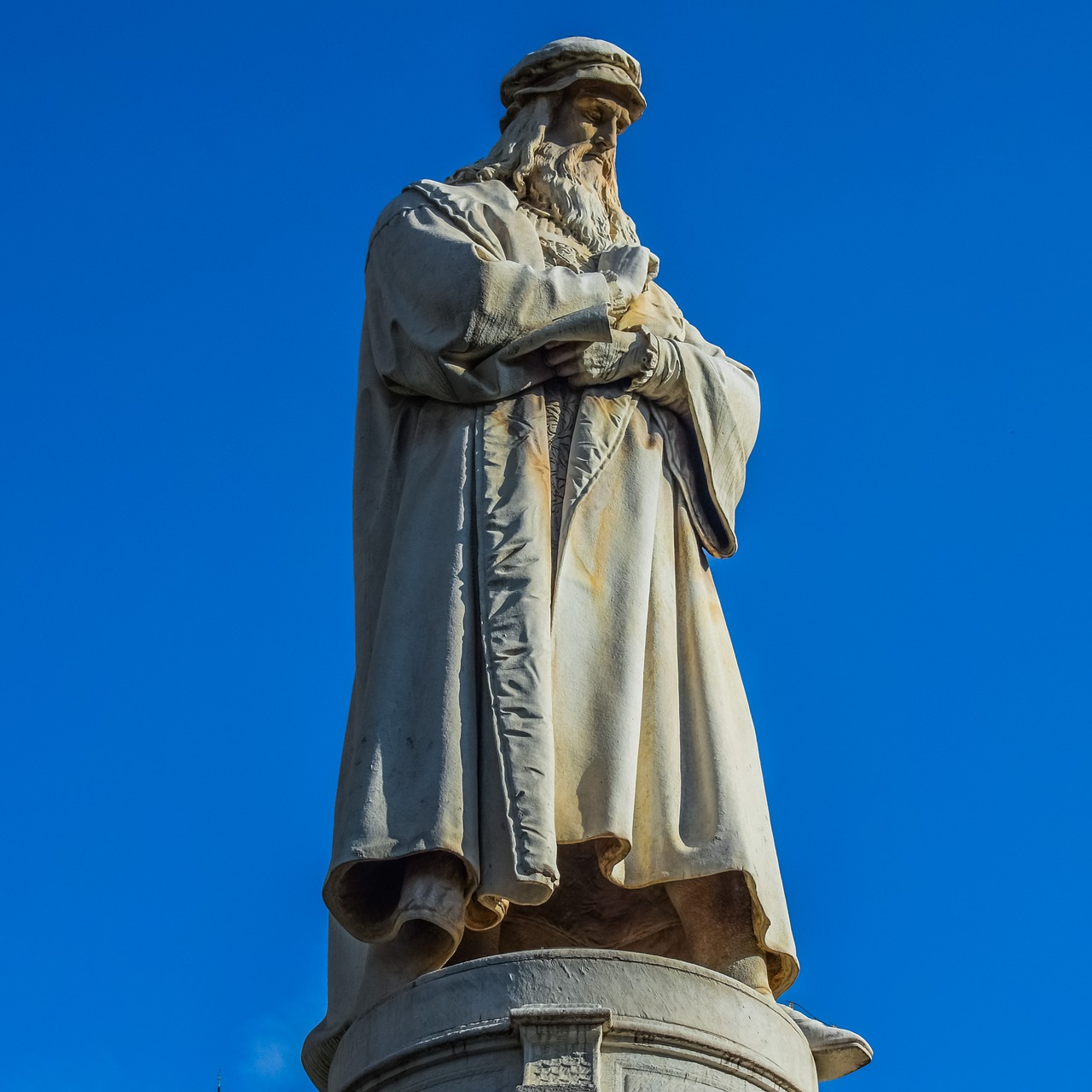 Statue of Leonardo Da Vinci.